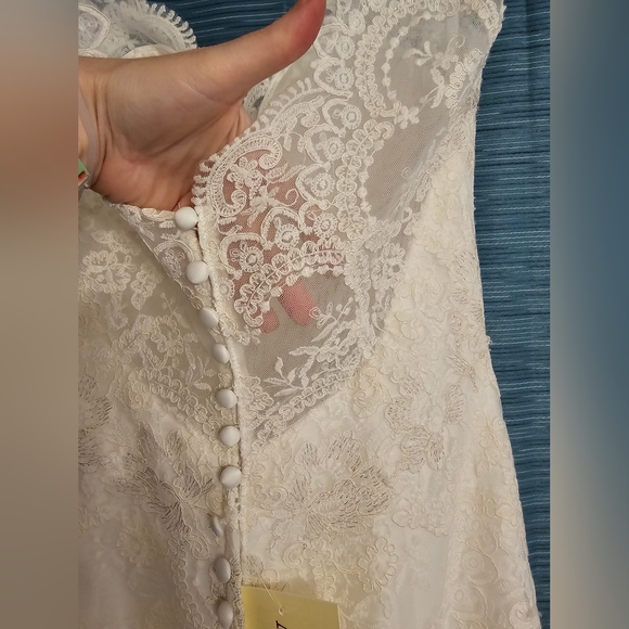 Allure Bridals Lace Wedding dress with sleeve, mermaid style 9322 - Picture 10 of 16